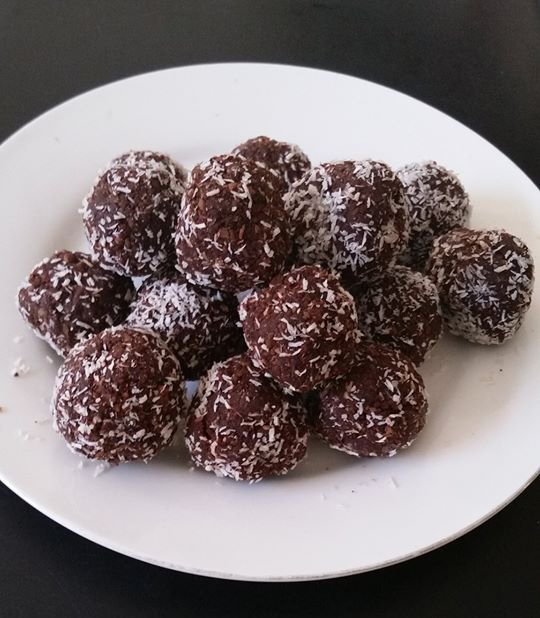 Healthy Choc Fruit Balls